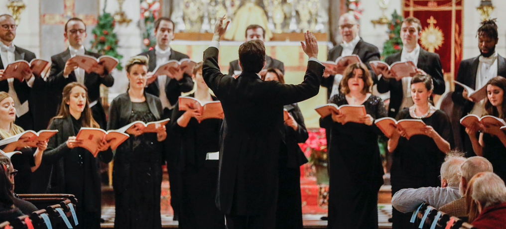 Steven Fox conducts the Clarion Choir